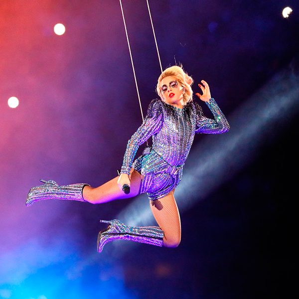 LADY GAGA VOLANDO
